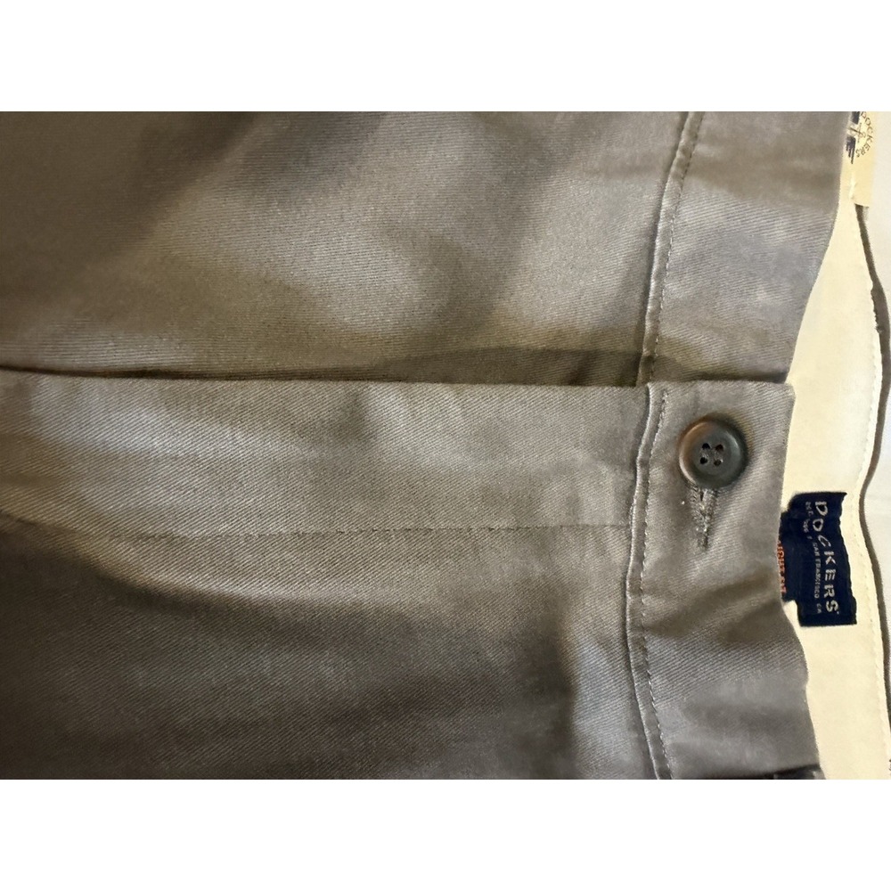 Dockers Easy Khaki Pants Mens 32x34 Gray Straight Fit Stretch No Wrinkles NWT - Picture 3 of 11